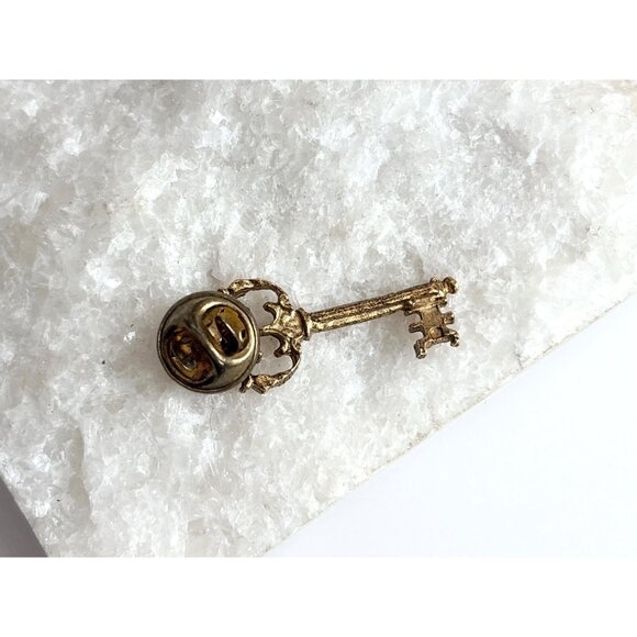 Key Shaped Antique Inspired Gold Toned Vintage Costume Jewelry Brooch - Picture 3 of 9